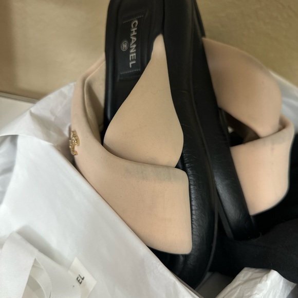 Chanel Women's Black and Cream Sandals - Picture 13 of 16